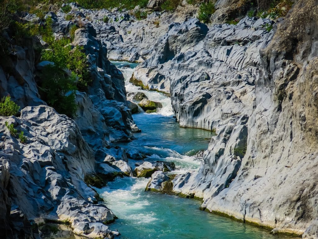 Viaggio nella Gola dell'Alcantara: dove si trova e quali escursioni fare