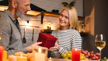 Cosa regalare a San Valentino a un uomo over 60: idee regalo