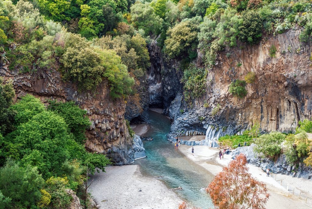 Viaggio nella Gola dell'Alcantara: dove si trova e quali escursioni fare