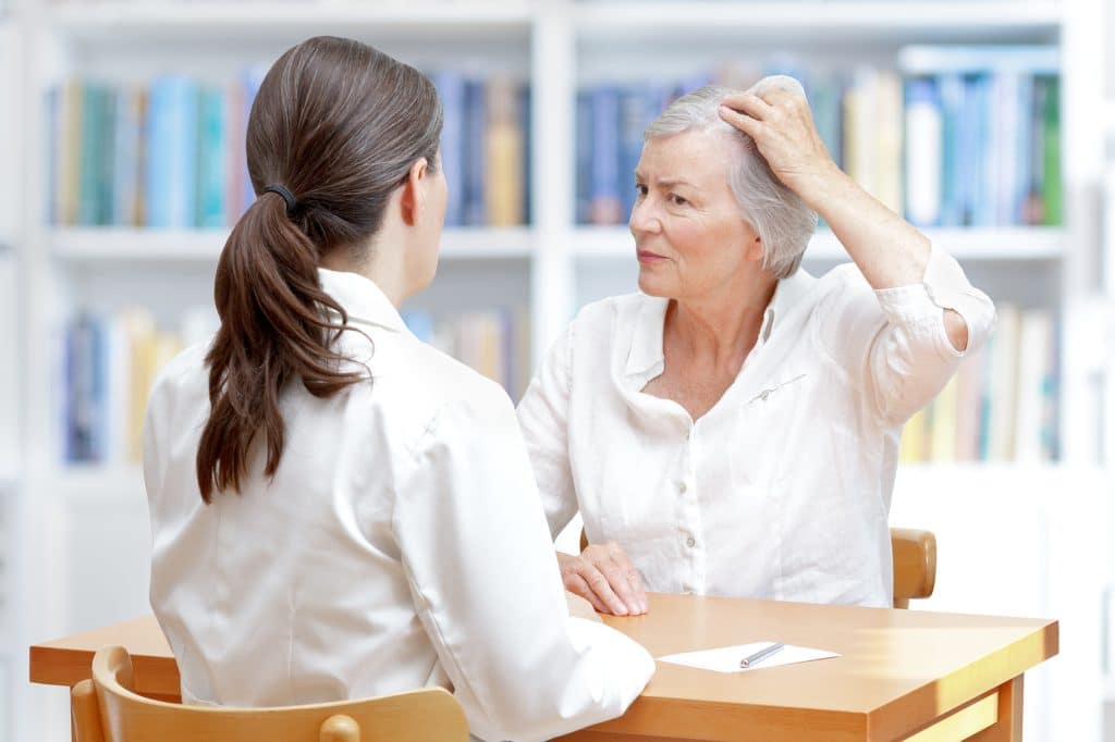 Perdita capelli donna: cause, quando preoccuparsi e rimedi