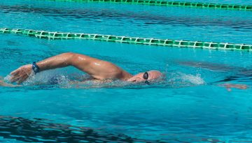 I benefici del nuoto per alleviare i sintomi dell'artrite negli over 60