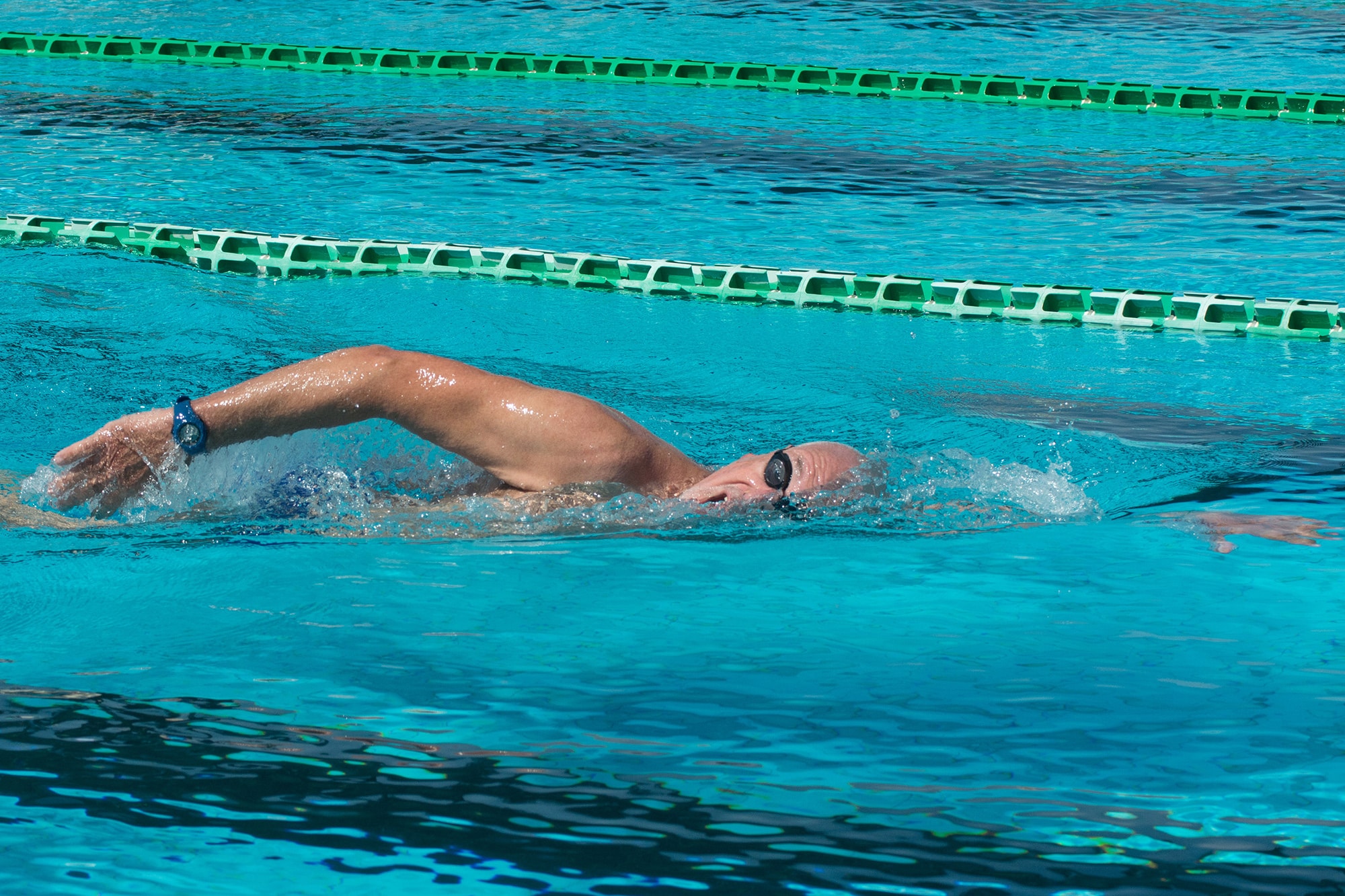 I benefici del nuoto per alleviare i sintomi dell'artrite negli over 60