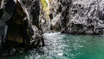 Viaggio nella Gola dell'Alcantara: dove si trova e quali escursioni fare