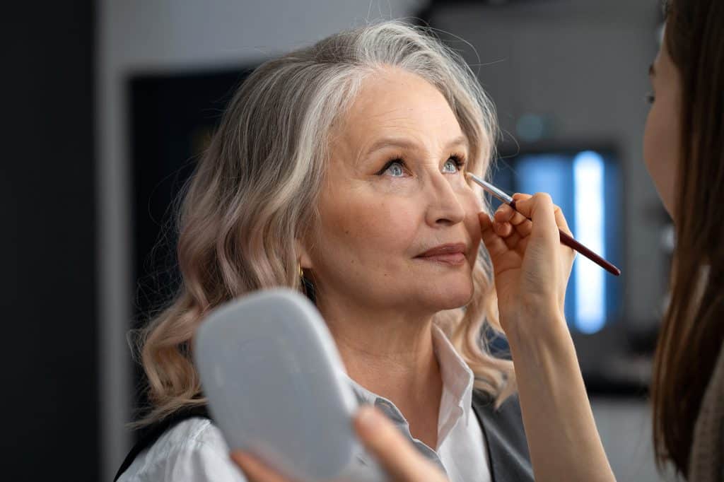 Smokey eyes per over 60: cos'è, a chi sta bene e come farlo