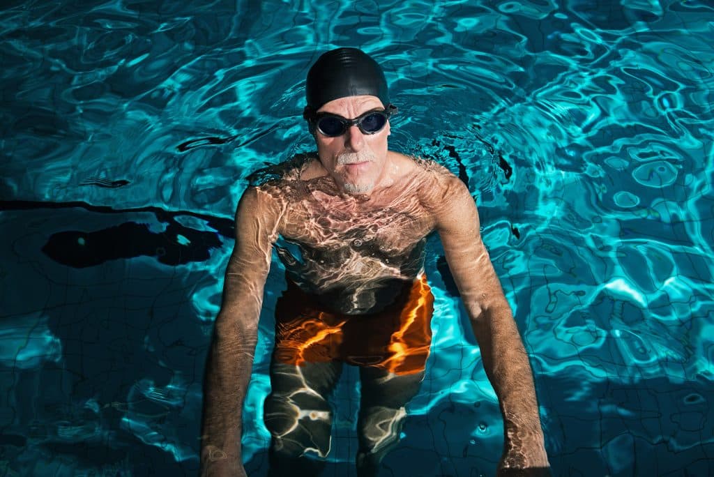 I benefici del nuoto per alleviare i sintomi dell'artrite negli over 60