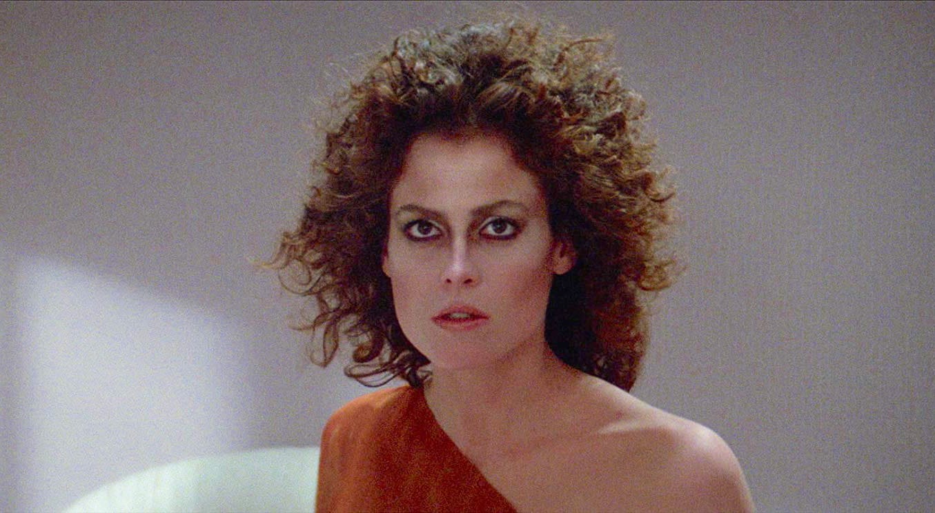 Stella intramontabile del cinema, Sigourney Weaver sarà premiata con il Leone d'oro alla carriera durante il Festival del Cinema di Venezia 2024. Ripercorriamo i film più iconici di questa straordinaria attrice, approfondendo anche i dettagli sulla sua vita privata.