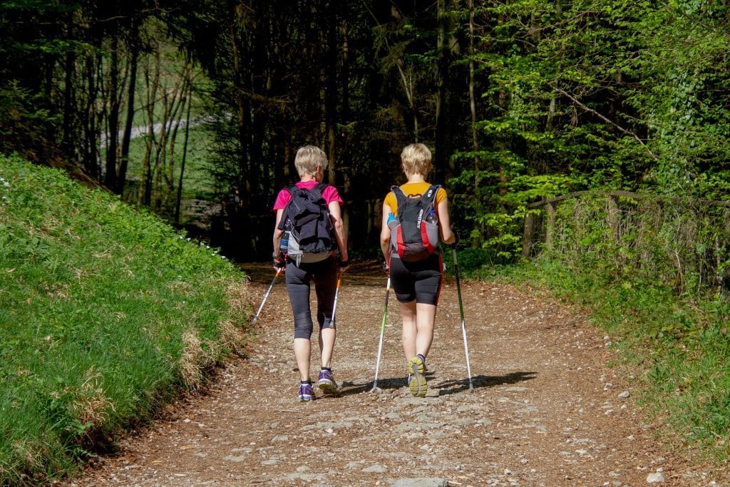 Nordic walking: cos'è, benefici e controindicazioni